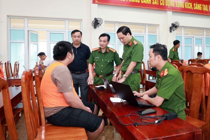 Công an sang Lào bắt gọn ổ nhóm lừa đảo qua mạng, chiếm đoạt 1.500 tỉ đồng của hàng ngàn người Việt - Ảnh 2.