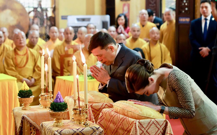 Nhà vua Thái Lan và Hoàng hậu nghe sinh viên Hà Nội đọc tiếng Thái - Ảnh 9.