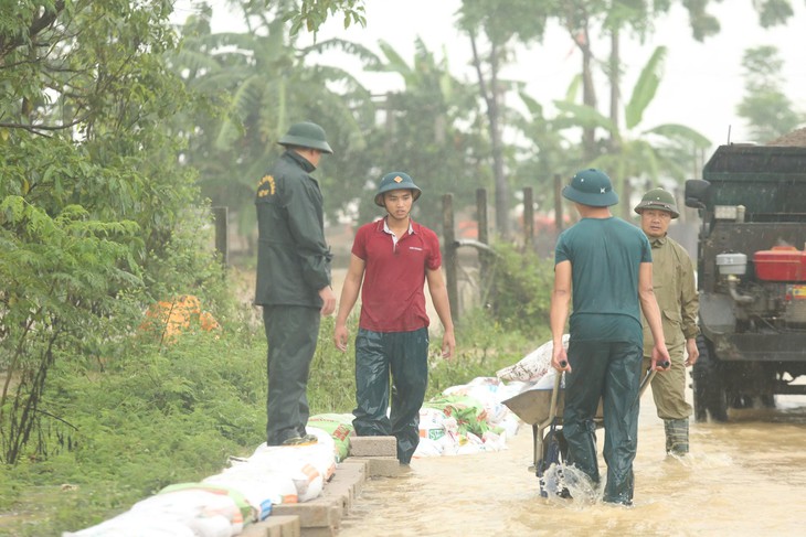 Lũ sông Bùi vượt báo động 3, hàng trăm chiến sĩ và người dân đắp đê chống lũ cho ngoại thành Hà Nội  - Ảnh 2.