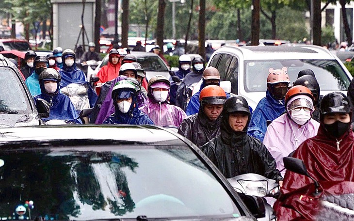 Hà Nội: Hiệu trưởng được chủ động cho học sinh học trực tuyến khi thời tiết bất lợi - Ảnh 2.