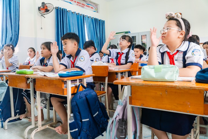 Học sinh ngày càng cao, trường học xoay xở chuyện bàn ghế ra sao? - Ảnh 1.