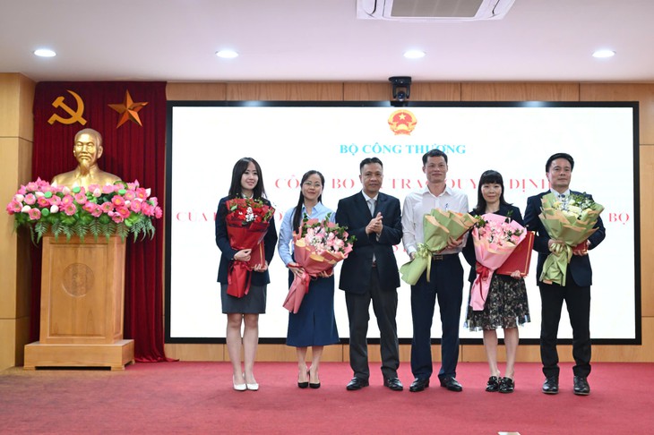 Bộ Công Thương công bố trao quyết định bổ nhiệm loạt lãnh đạo cục vụ - Ảnh 2.