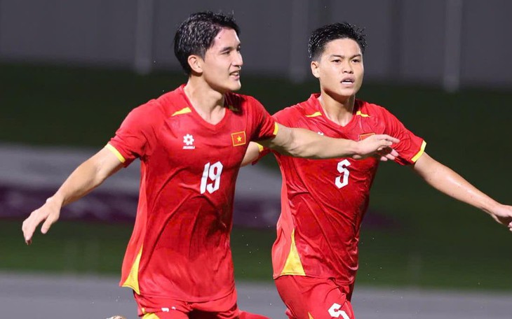 Lần đầu ra mắt, ngôi sao 17 tuổi tỏa sáng giúp Man City giành vé đi tiếp - Ảnh 2.