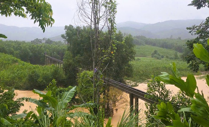 Nữ bác sĩ kể lại giây phút bò qua mương nước cheo leo đi đỡ đẻ trong mưa lũ - Ảnh 3.