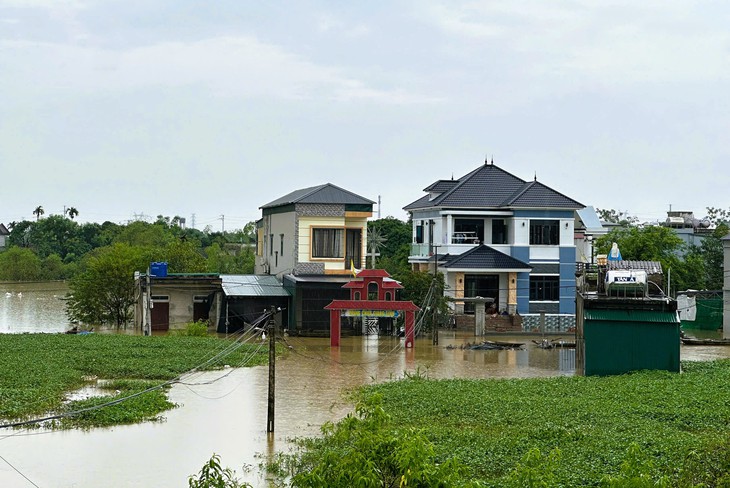 Lũ trên nhiều sông ở Hà Nội, Ninh Bình, Thanh Hóa tiếp tục lên nhanh, nhiều xã ven sông ngập sâu - Ảnh 1.