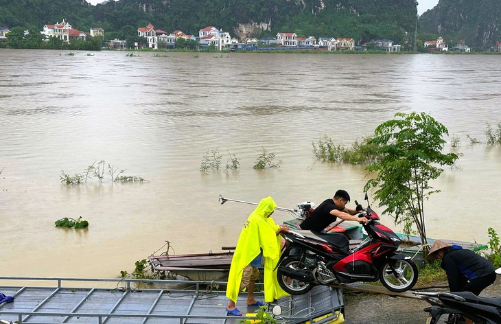 Nước sông Hoàng Long đạt đỉnh, sông Đáy tiếp tục lên, cảnh báo ngập lụt trên diện rộng - Ảnh 1.