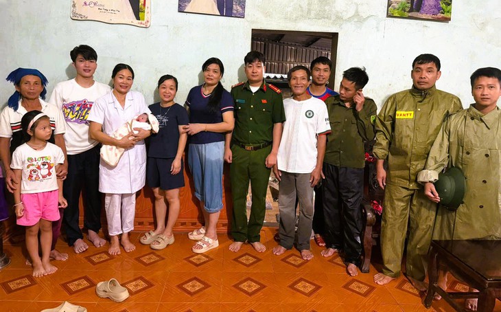 Nữ bác sĩ kể lại giây phút bò qua mương nước cheo leo đi đỡ đẻ trong mưa lũ - Ảnh 4.