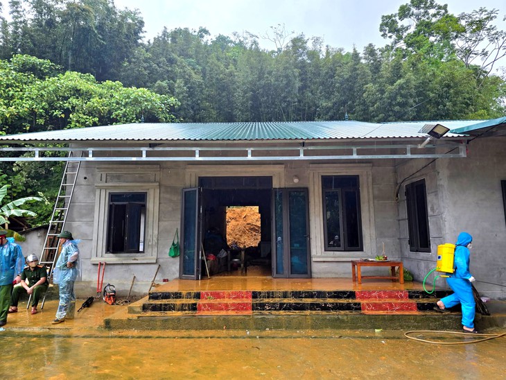 Sạt lở ở Phú Thọ, hai vợ chồng cùng mẹ già 79 tuổi chết thương tâm do bị đất đá vùi lấp - Ảnh 2.