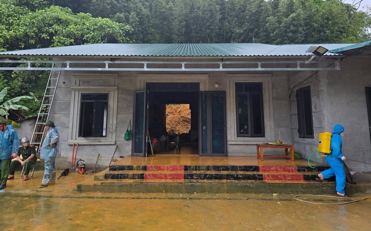 Đất đá, cây rừng lớn chắn ngang đường Nam Đông - A Lưới - Ảnh 12.