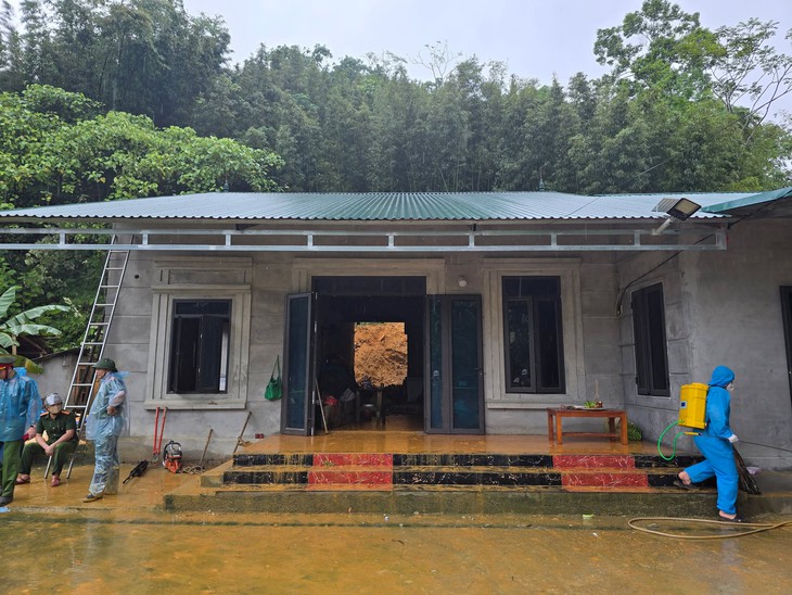 Sạt lở ở Phú Thọ, hai vợ chồng cùng mẹ già 79 tuổi chết thương tâm do bị đất đá vùi lấp - Ảnh 1.