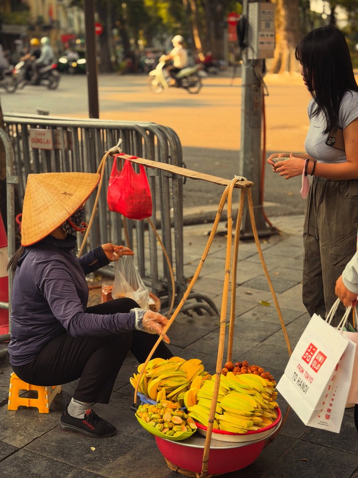 Hoa hậu thế giới 2018 bay 20 tiếng đến Việt Nam ăn bún chả, ngắm lúa chín Sa Pa - Ảnh 7.