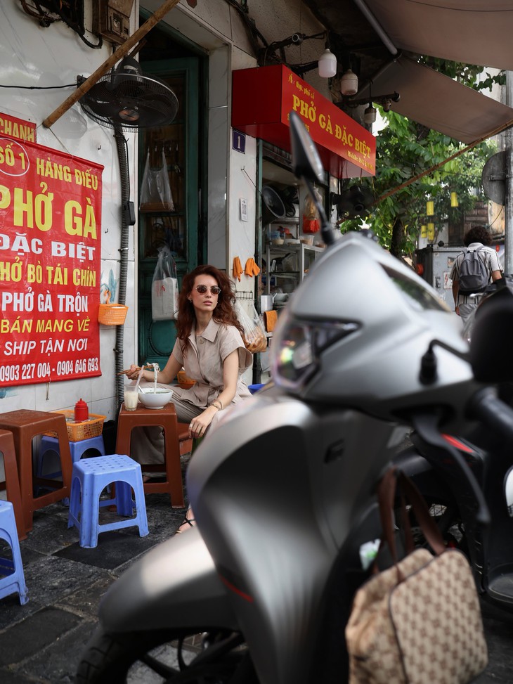 Hoa hậu thế giới 2018 bay 20 tiếng đến Việt Nam ăn bún chả, ngắm lúa chín Sa Pa - Ảnh 3.
