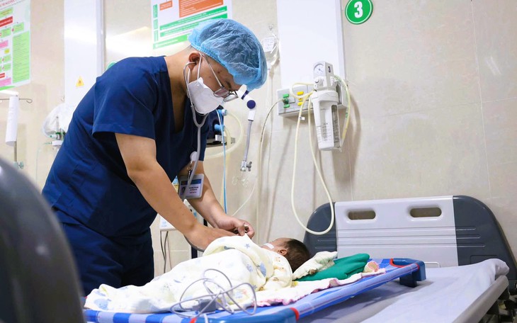 Người đàn ông nhập viện cấp cứu vì uống nhầm hoá chất cất trong tủ lạnh - Ảnh 2.