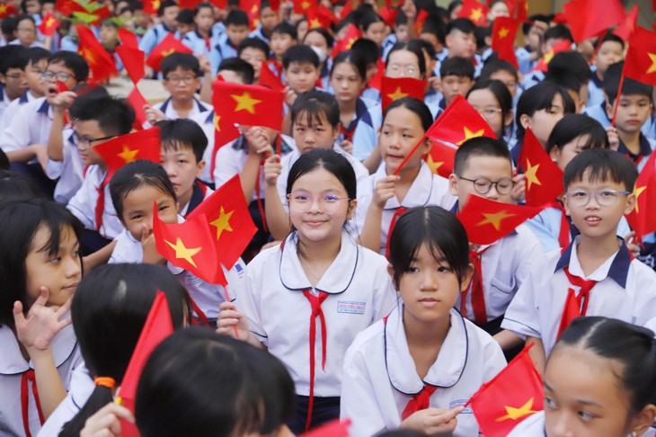 Lớp có tivi 25 triệu đồng, sắm thêm máy chiếu 20 triệu đồng, phụ huynh 'đồng thuận' giơ tay vì sợ con lạc lõng - Ảnh 1.
