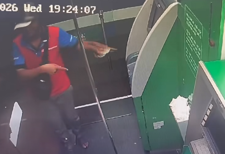 Nạp tiền rồi bỏ quên 20 triệu trong cây ATM, nam shipper Đà Nẵng được hai khách Pháp trả lại trong đêm - Ảnh 1.