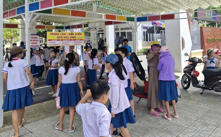 Co chưa bán trú, phụ huynh đưa đón ngày 4 lượt - Ảnh 1.