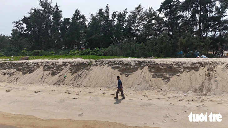 Bờ biển sạt lở tạo vách cao hơn 2m, dân chật vật tìm đường ra biển - Ảnh 4.