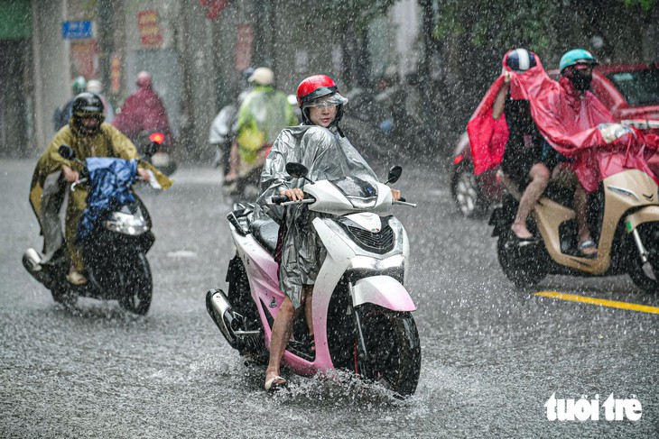 Đường phố Hà Nội ùn tắc nghiêm trọng do mưa lớn sáng 19 - 7 khiến nhiều người muộn làm - Ảnh 17.
