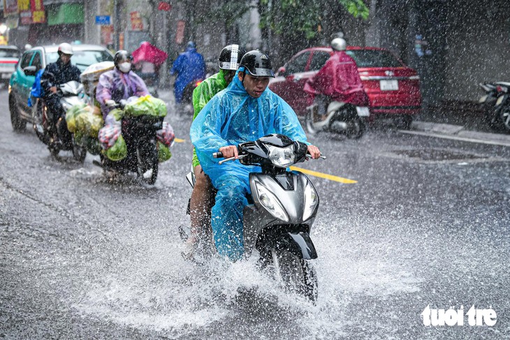 Đường phố Hà Nội ùn tắc nghiêm trọng do mưa lớn sáng 19 - 7 khiến nhiều người muộn làm - Ảnh 18.