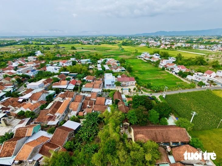 Niềm vui trong những căn nhà sinh hoạt cộng đồng kết hợp tránh lũ mới ở Đắk Lắk - Ảnh 1.