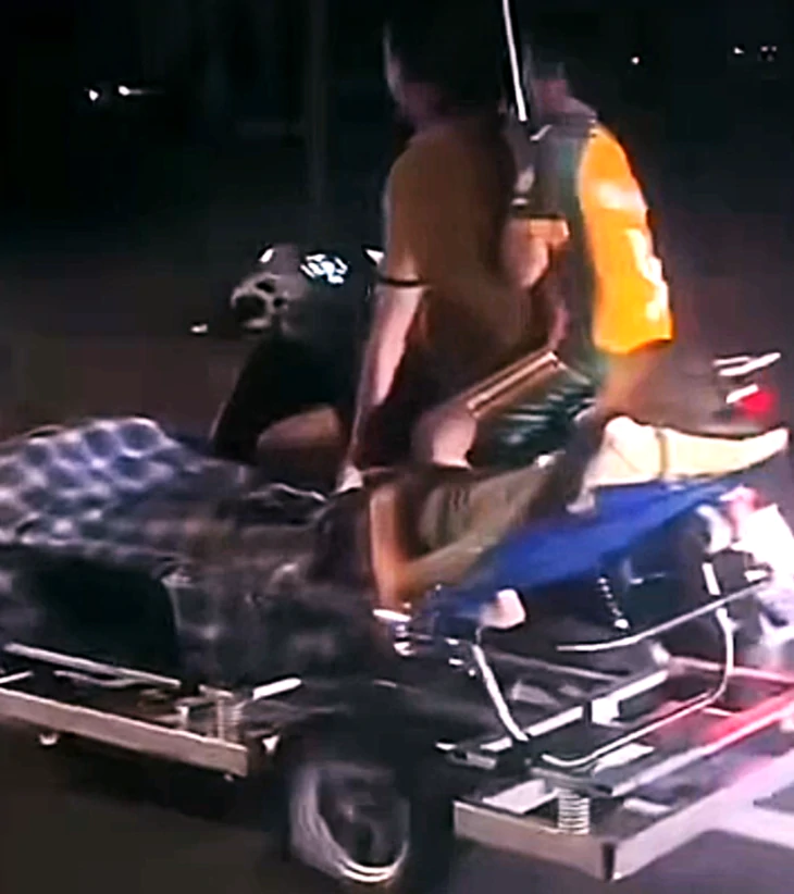 Kéo giường lưu động chở bệnh nhân 'đi bão', người đàn ông bị công an xử phạt - Ảnh 2.