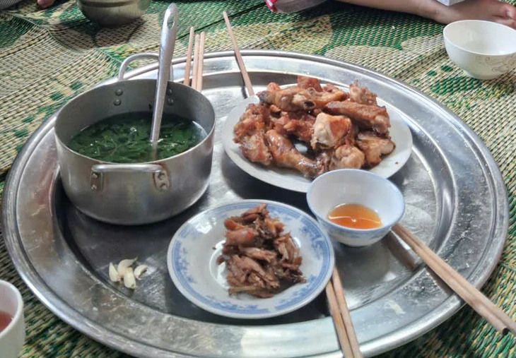 Thương hiệu tôi yêu: Bữa cơm gia đình gắn liền với Nước mắm nhỉ cá cơm Bà Hai - Ảnh 1.