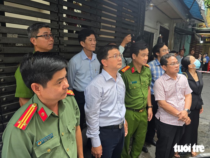 Phó chủ tịch Nguyễn Mạnh Cường thăm hỏi 5 nạn nhân vụ cháy nhà ở phường Chợ Lớn - Ảnh 3.