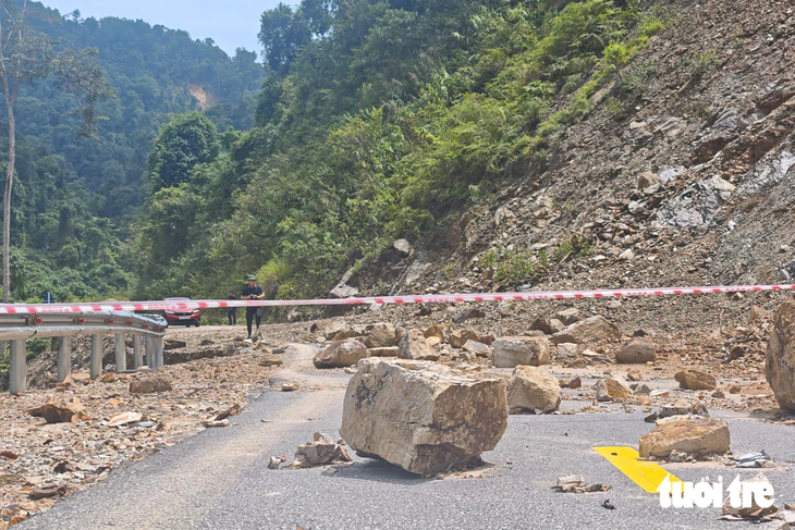Đất đá, cây rừng lớn chắn ngang đường Nam Đông - A Lưới - Ảnh 4.