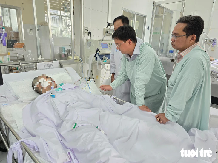 Phó chủ tịch Nguyễn Mạnh Cường thăm hỏi 5 nạn nhân vụ cháy nhà ở phường Chợ Lớn - Ảnh 4.