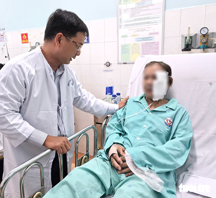 Phó chủ tịch Nguyễn Mạnh Cường thăm hỏi 5 nạn nhân vụ cháy nhà ở phường Chợ Lớn - Ảnh 2.