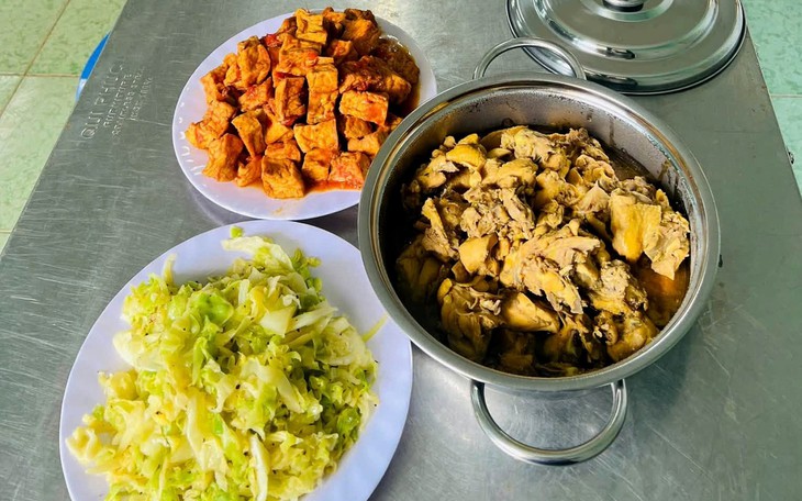 Phụ huynh kiểm tra đột xuất thấy cơm bán trú 'toàn tóp mỡ', nhà trường nói gì? - Ảnh 2.