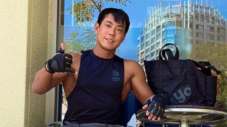 'Flex' ngủ 30 phút/ngày suốt 17 năm, YouTuber bị lật tẩy sau vài lần livestream - Ảnh 1.