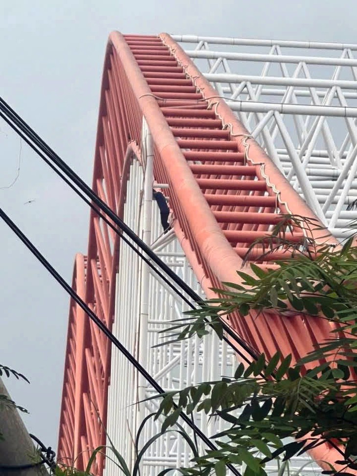 Nam thanh niên biểu hiện bất thường, ‘cố thủ’ trên vòm cầu Cỏ May ở Bà Rịa - Vũng Tàu - Ảnh 1.