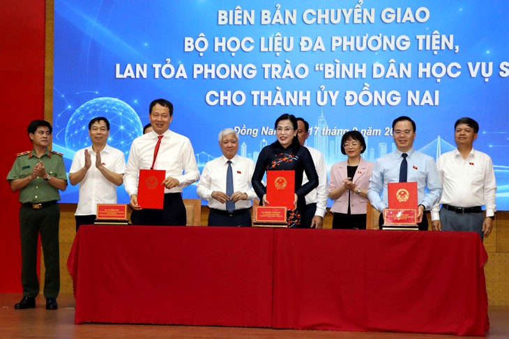 Ông Đỗ Văn Chiến dự chuyển giao bộ học liệu ‘Bình dân học vụ số’ tại Đồng Nai - Ảnh 3.