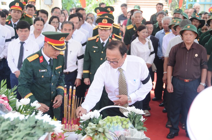 Thiêng liêng lễ an táng 17 liệt sĩ Sư đoàn 2 : Máu đào các anh thấm sâu vào lòng đất, cho Tổ quốc được nở hoa - Ảnh 2.
