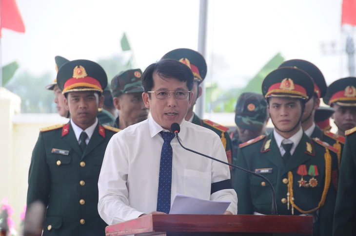 Thiêng liêng lễ an táng 17 liệt sĩ Sư đoàn 2 : Máu đào các anh thấm sâu vào lòng đất, cho Tổ quốc được nở hoa - Ảnh 3.