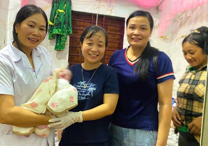 Nữ bác sĩ kể lại giây phút bò qua mương nước cheo leo đi đỡ đẻ trong mưa lũ - Ảnh 1.