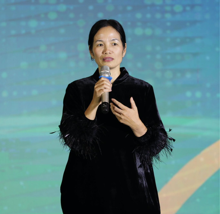 Trần Thị Bích Ngọc ‘choáng váng’ được ngồi ghế giám khảo cùng đạo diễn Trương Nghệ Mưu tại Liên hoan phim Busan - Ảnh 1.