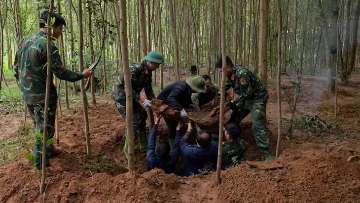 Phát hiện các hố đất sụt lún thành ô theo hàng ở Bãi Dinh, tìm được thêm 1 hài cốt liệt sĩ - Ảnh 2.