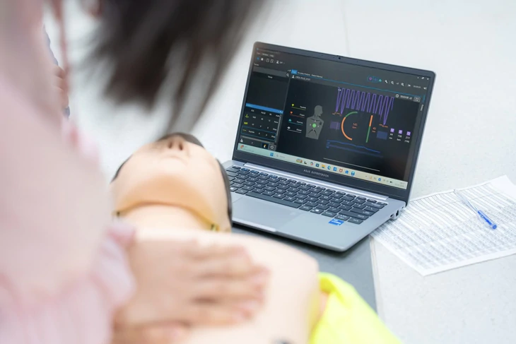 Học phí y khoa ngày càng đắt đỏ, tiền tỉ cho một khóa - Ảnh 1.