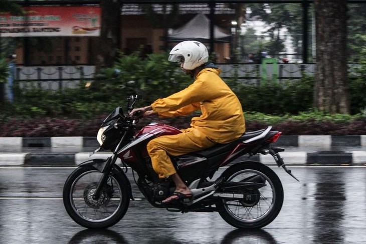 Áo mưa cũng có thể khiến người đi xe máy ngã giữa đường - Ảnh 3.