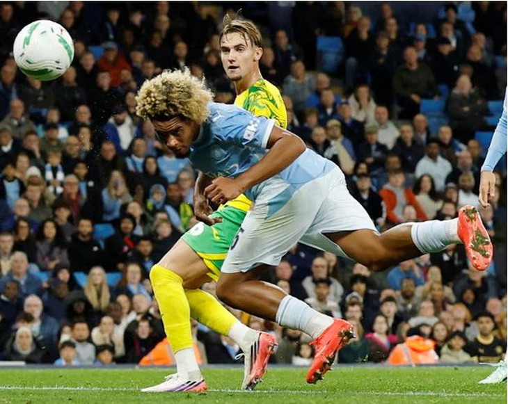 Lần đầu ra mắt, ngôi sao 17 tuổi tỏa sáng giúp Man City giành vé đi tiếp - Ảnh 1.
