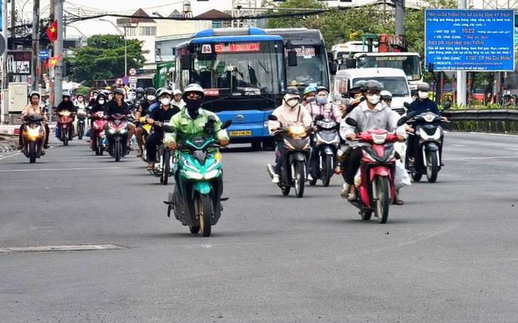 Hai CSGT ở Huế được khen thưởng vì giúp người dân nghi đột quỵ đi cấp cứu - Ảnh 1.