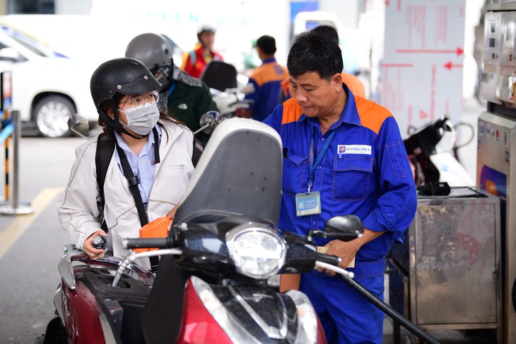 Giá xăng dầu tăng mạnh, xăng sinh học tăng cao nhất thêm hơn 1.200 đồng/lít - Ảnh 1.