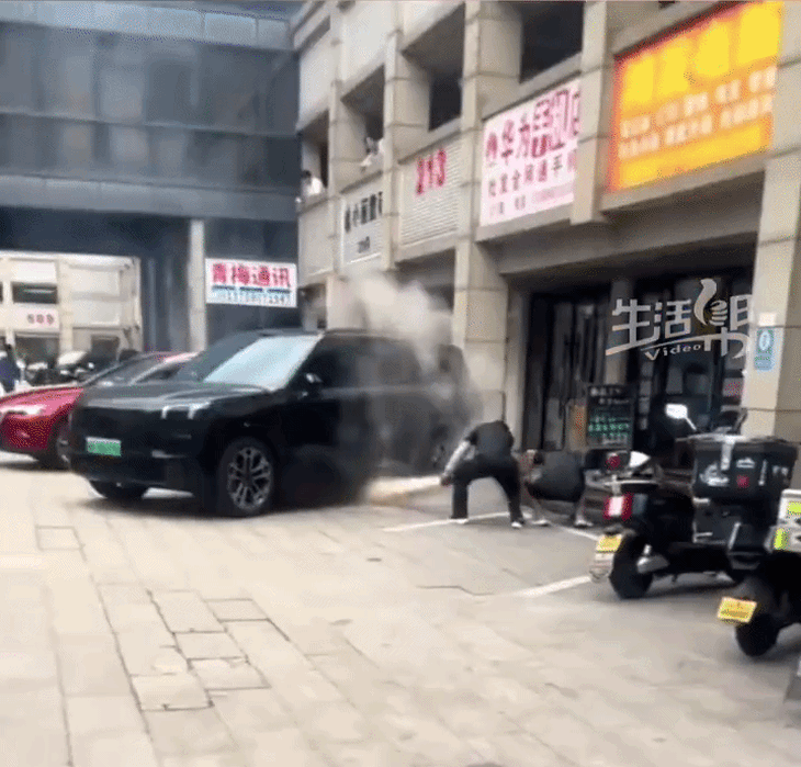 Xe hybrid cắm sạc bốc cháy dưới gầm, đại lý nói do sạc dự phòng bị đá vào - Ảnh 1.