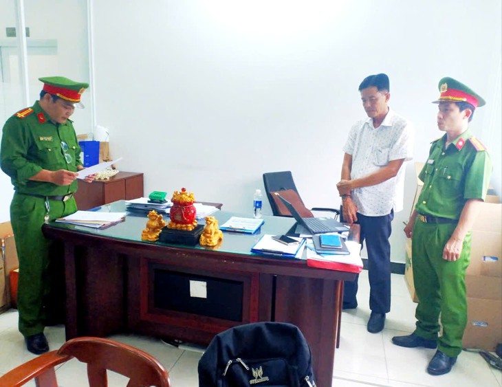 Bắt giam Phó giám đốc chỉ đạo chôn lấp 48 tấn chất thải công nghiệp tại Vĩnh Long - Ảnh 1.