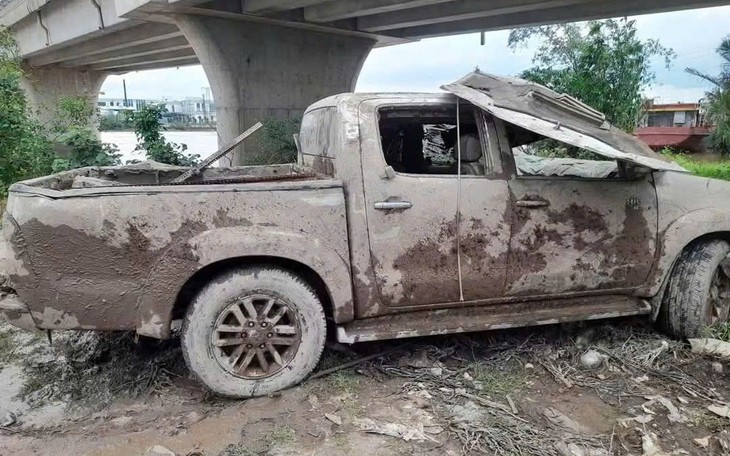 Vụ phát hiện xe bán tải dưới kênh có chứa bộ xương người: Xe chở 3 người đang đi thu công nợ - Ảnh 4.
