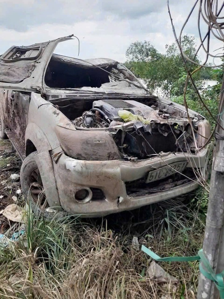 Vụ xe bán tải dưới kênh chứa bộ xương người: Xe chở 3 người đi thu công nợ, tiền cất trong cặp đen - Ảnh 3.