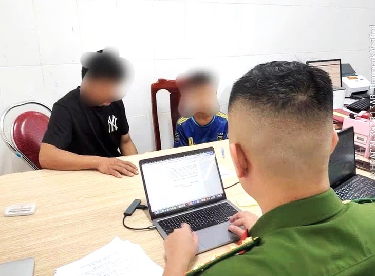 Thiếu niên đứng trên cầu vượt dùng đá ném vào ô tô đang chạy trên cao tốc - Ảnh 1.