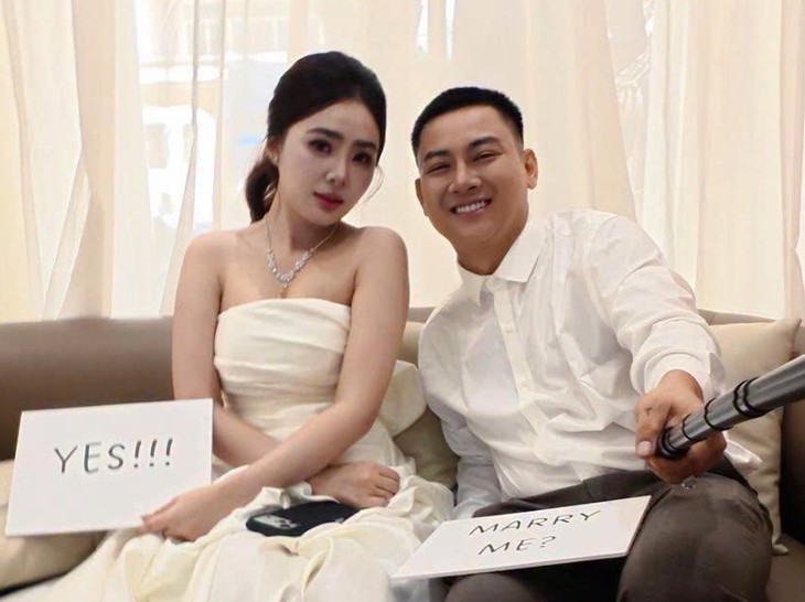 Hoài Lâm nhắn nhủ với vợ kém 9 tuổi: 'Có gì thì nói, anh sửa từ từ' - Tuổi Trẻ Online